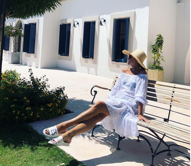 Просто богиня! Катя Осадчая соблазнила стройными ножками в невесомом наряде