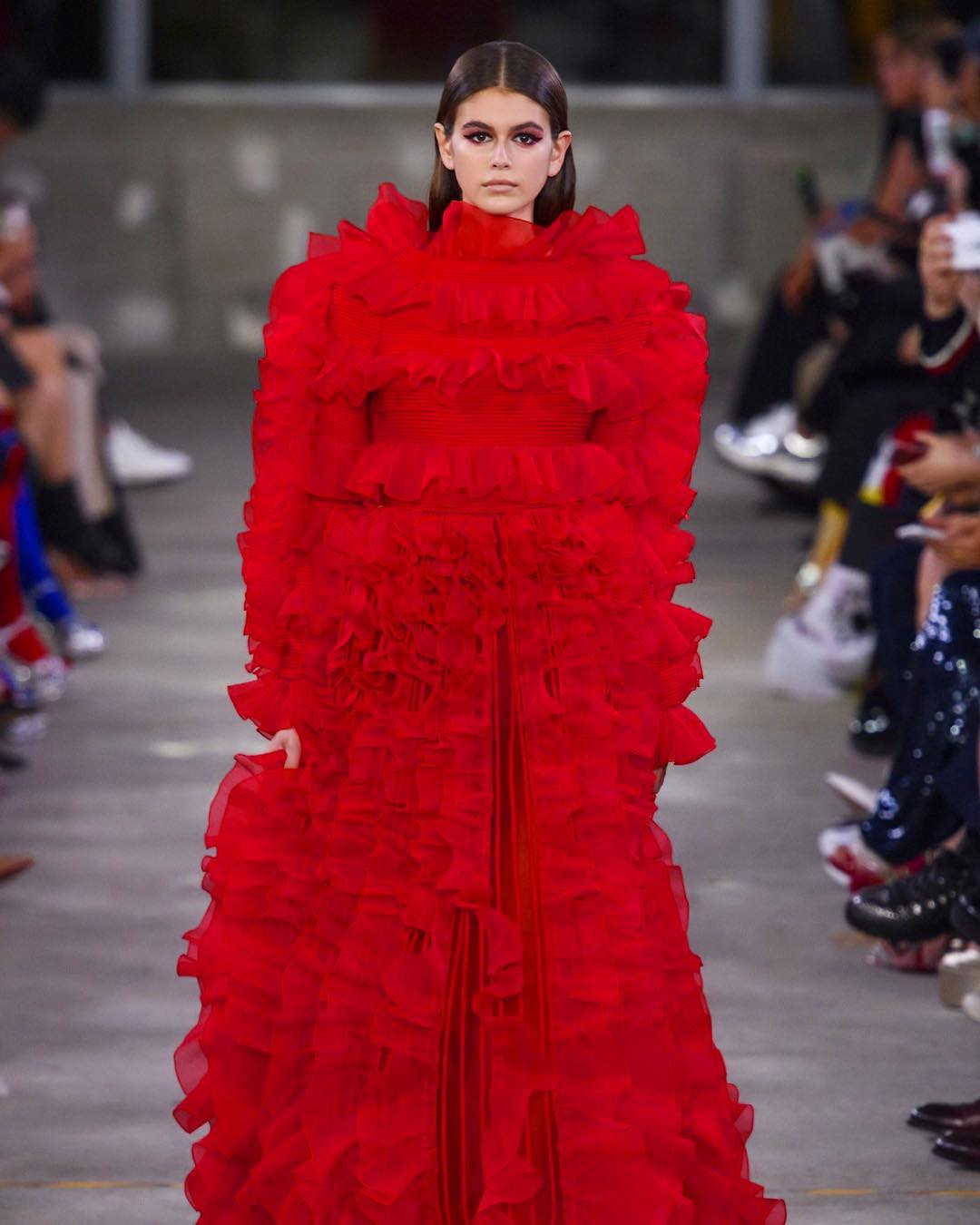 Дочь Синди Кроуфорд в роскошном наряде стала звездой показа Valentino