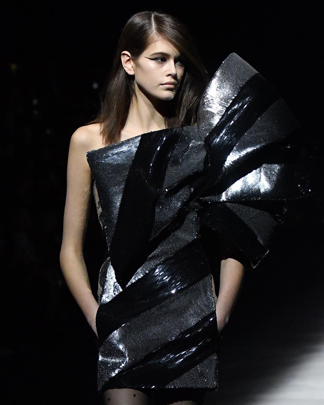 "Нужно больше есть": поклонники раскритиковали Кайю Гербер за чрезмерную худобу (фото)