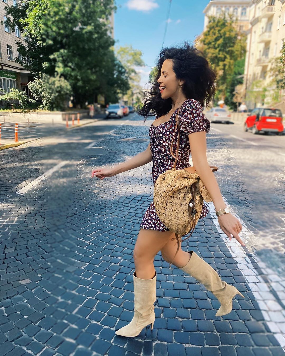 Вышла с любимым на прогулку: Каменских в легком платье удивила своим луком