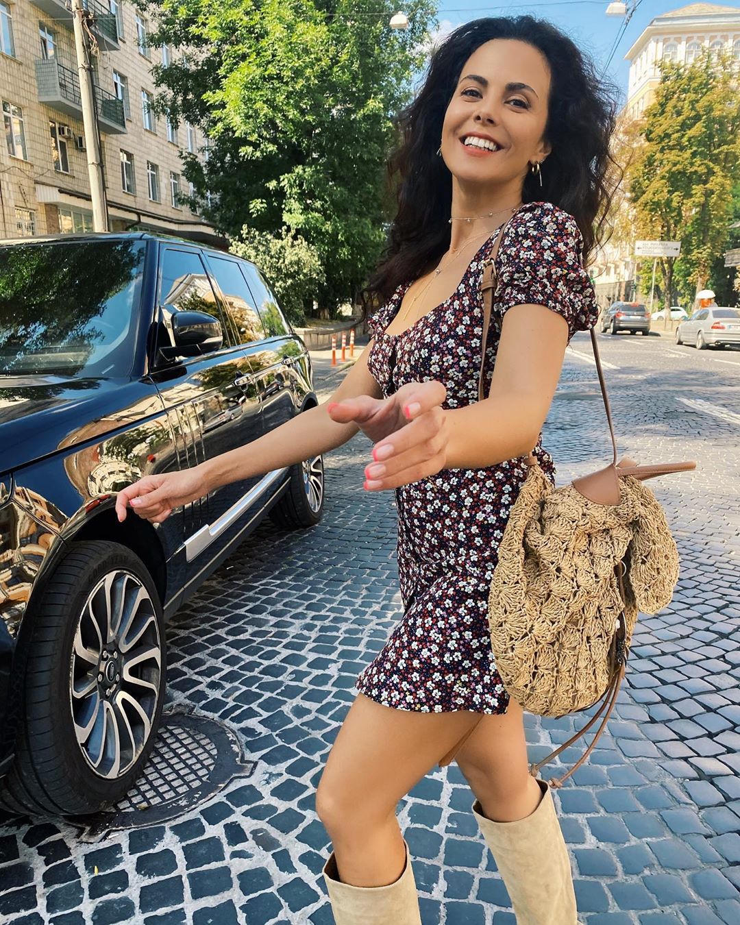 Вышла с любимым на прогулку: Каменских в легком платье удивила своим луком