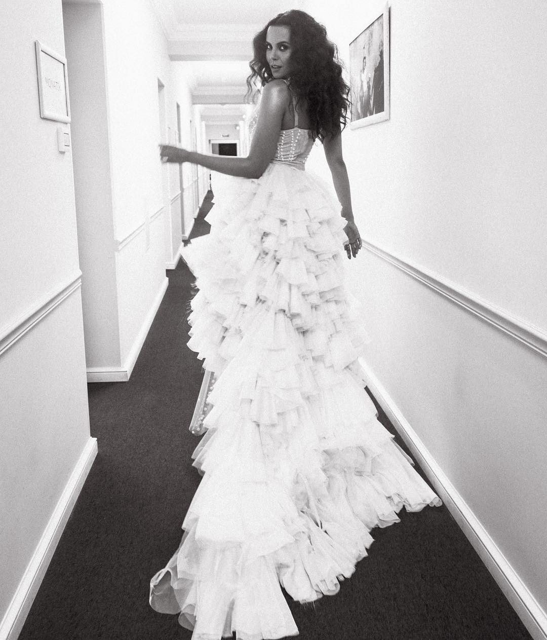 Как невеста: Настя Каменских восхитила эффектным "зефирным" платьем