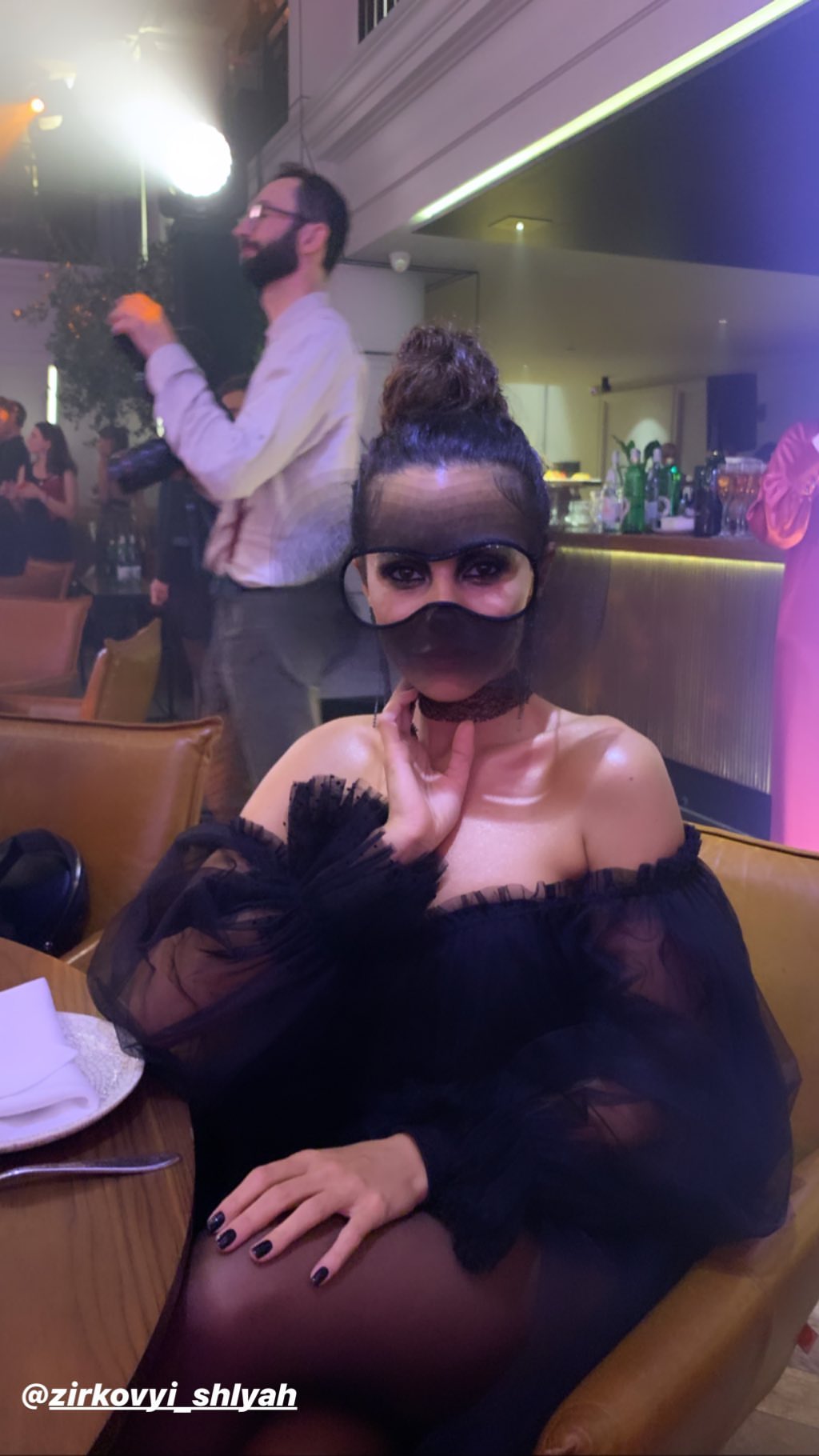 Каменських в прозорій сукні і масці-окулярах показала жаркий поцілунок з Потапом