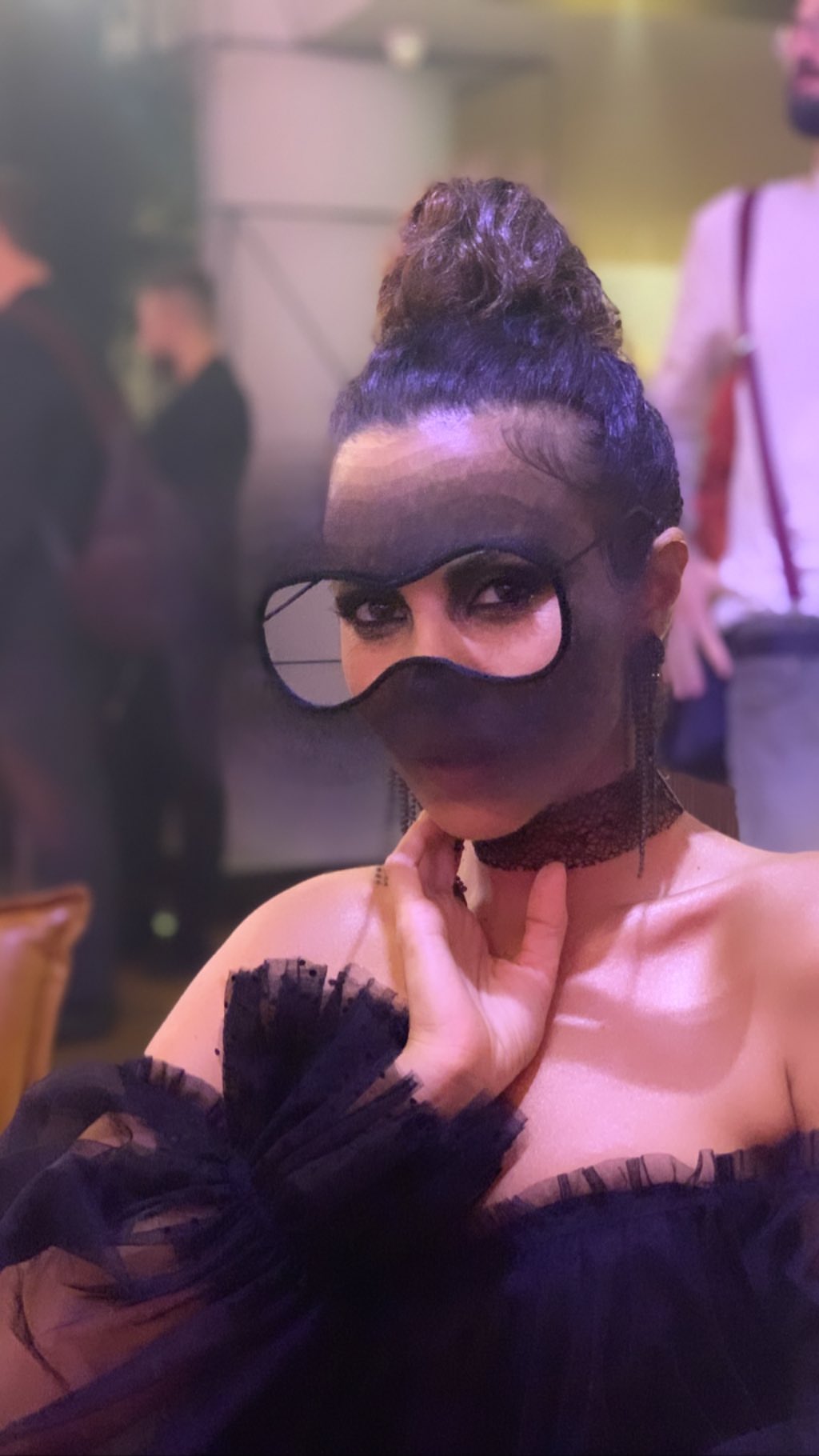 Каменських в прозорій сукні і масці-окулярах показала жаркий поцілунок з Потапом