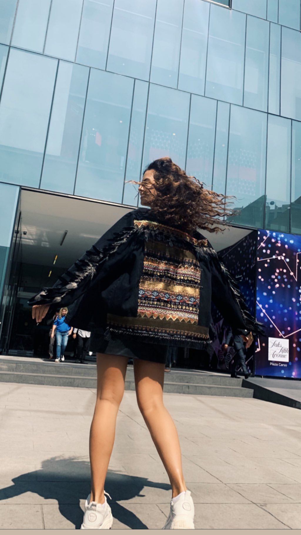 Вся светится! Настя Каменских в кожаном экстра-мини поделилась своим счастьем