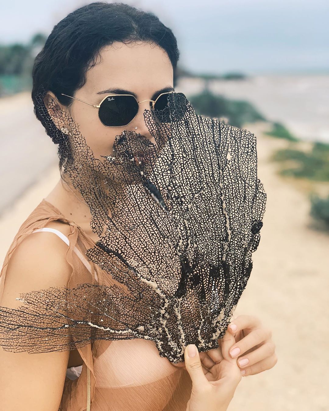 Светится от счастья: Настя Каменских похвасталась яркими фото у океана