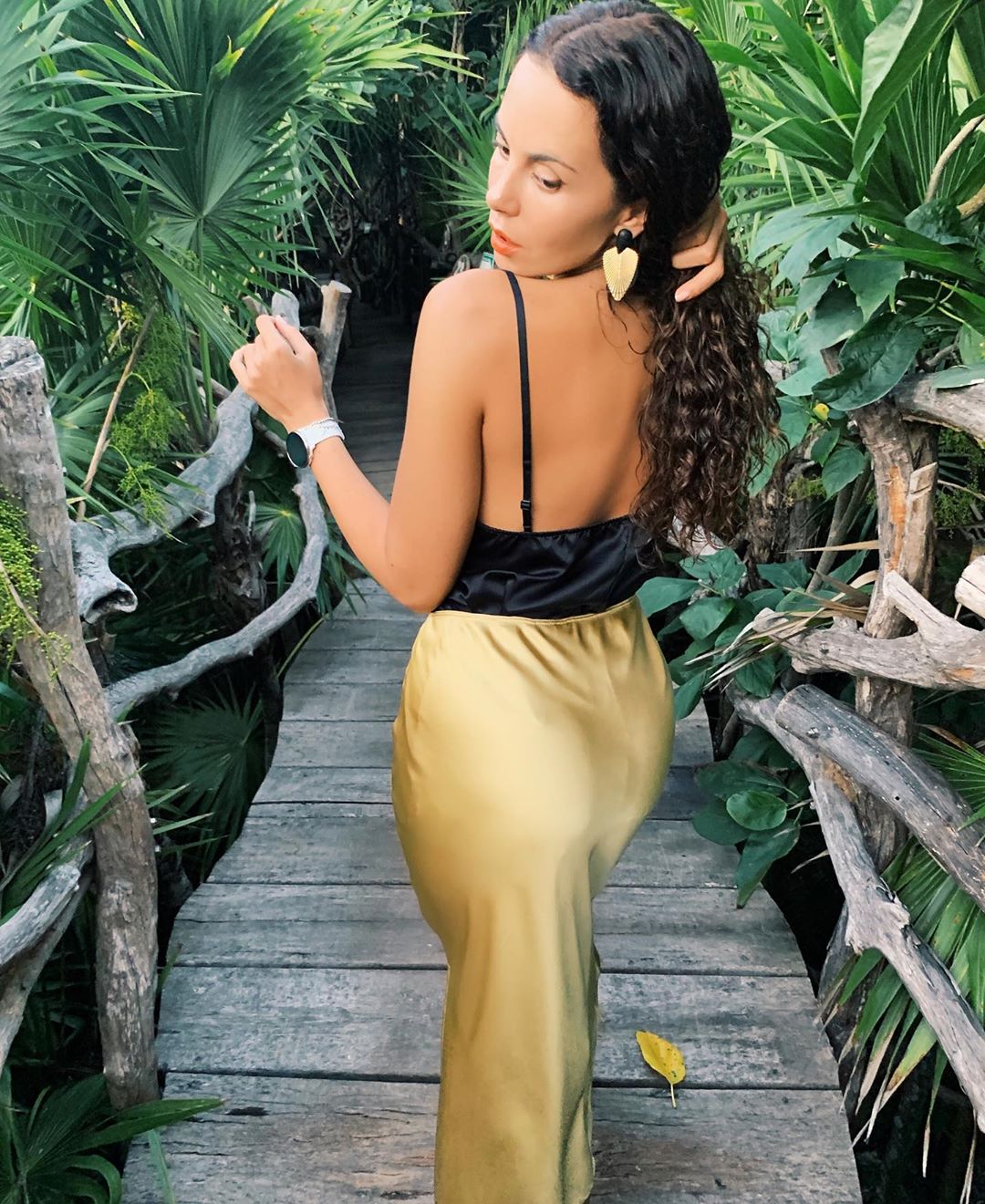 &quot;Тропиканка&quot;: Настя Каменских в эффектном шелковом платье прогулялась по джунглям