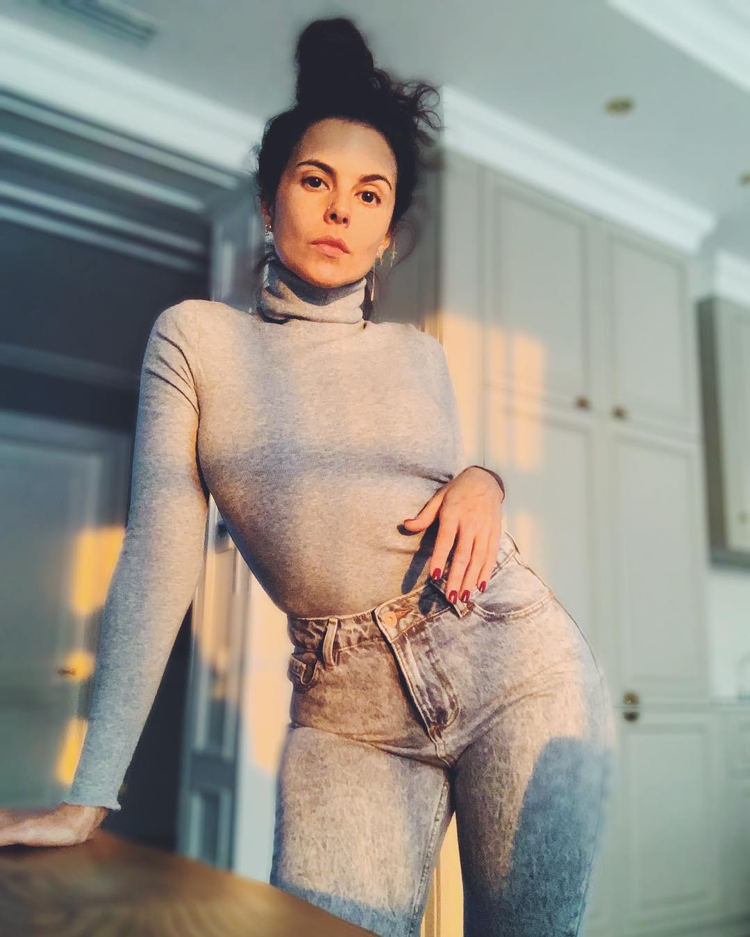 Сумні очі: Каменських без макіяжу стривожила фанів втомленим виглядом