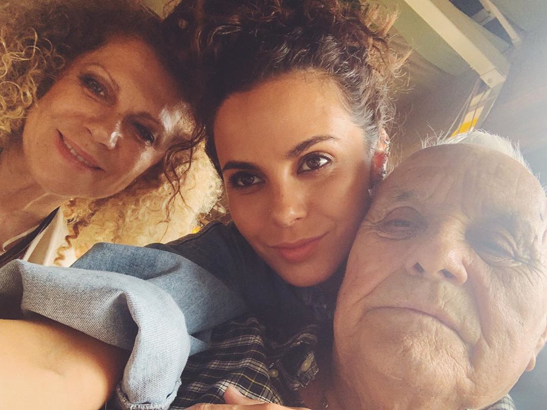 "Папа похож на Энтони Хопкинса": Настя Каменских умилила сеть фото с родителями