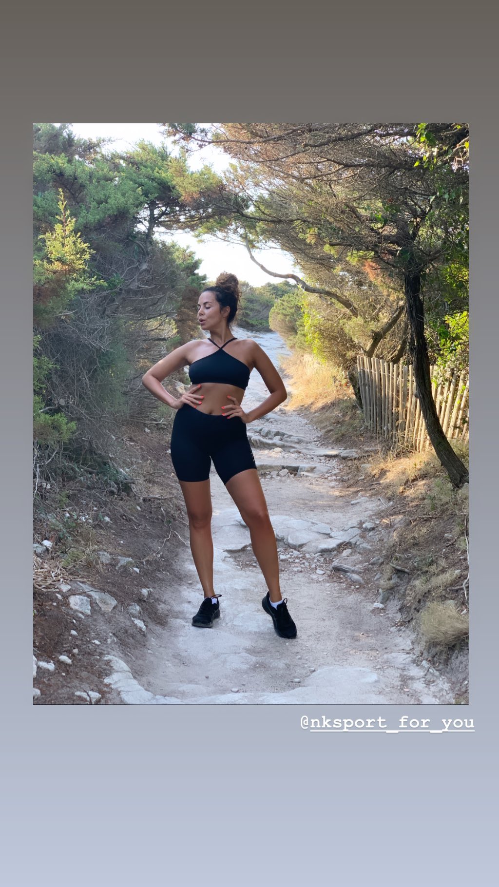 Спортивна красуня: Настя Каменських показала підтягнуті форми під час пробіжки на Корсиці