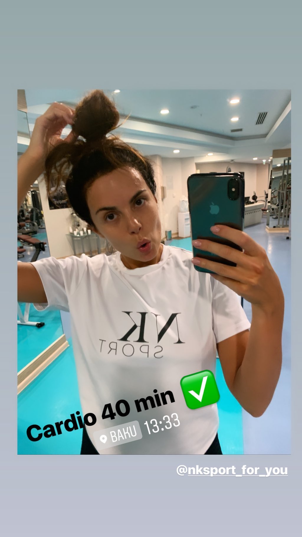 Расслабленная Настя Каменских блеснула трендовым луком в Баку