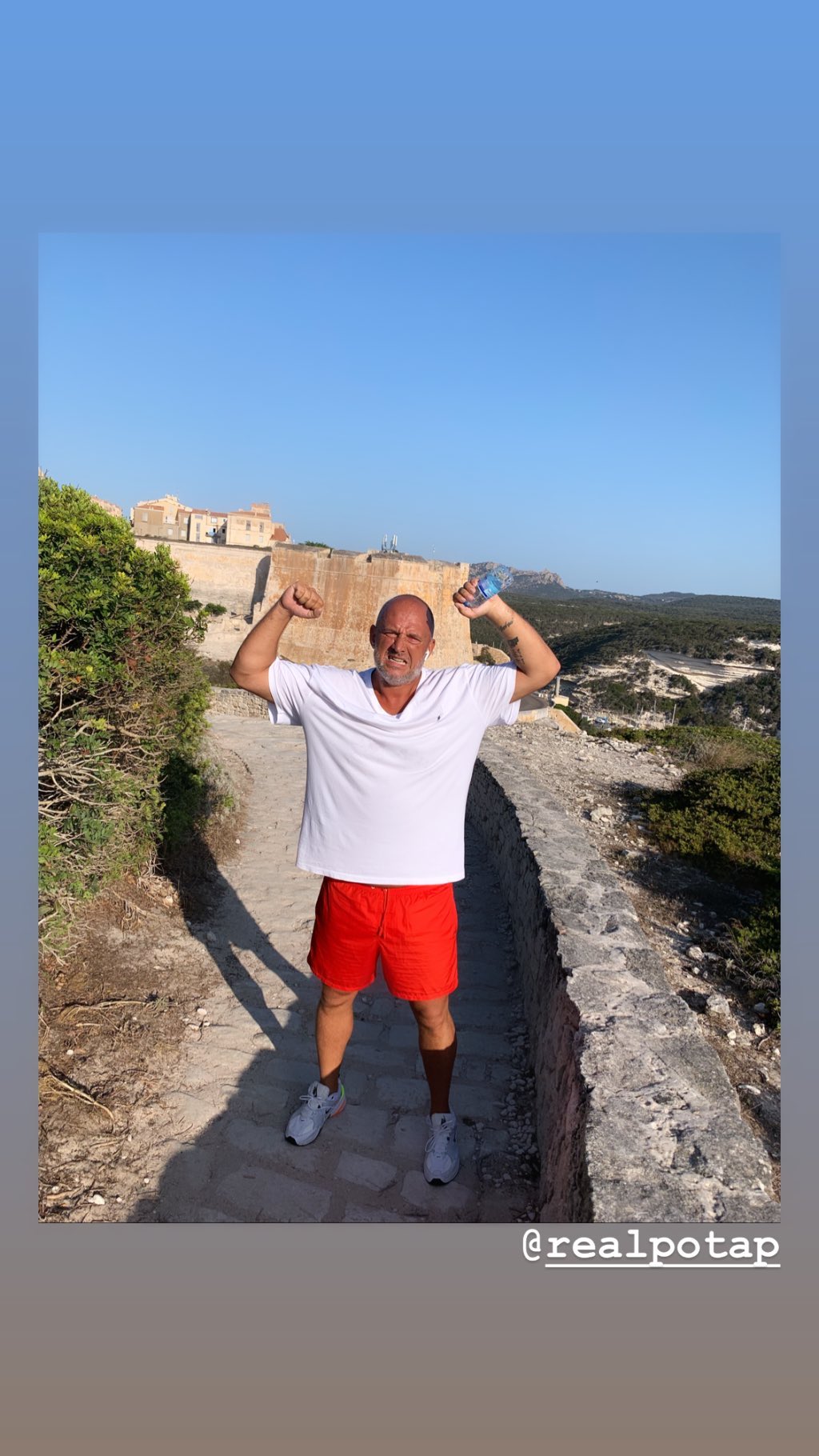 Спортивна красуня: Настя Каменських показала підтягнуті форми під час пробіжки на Корсиці