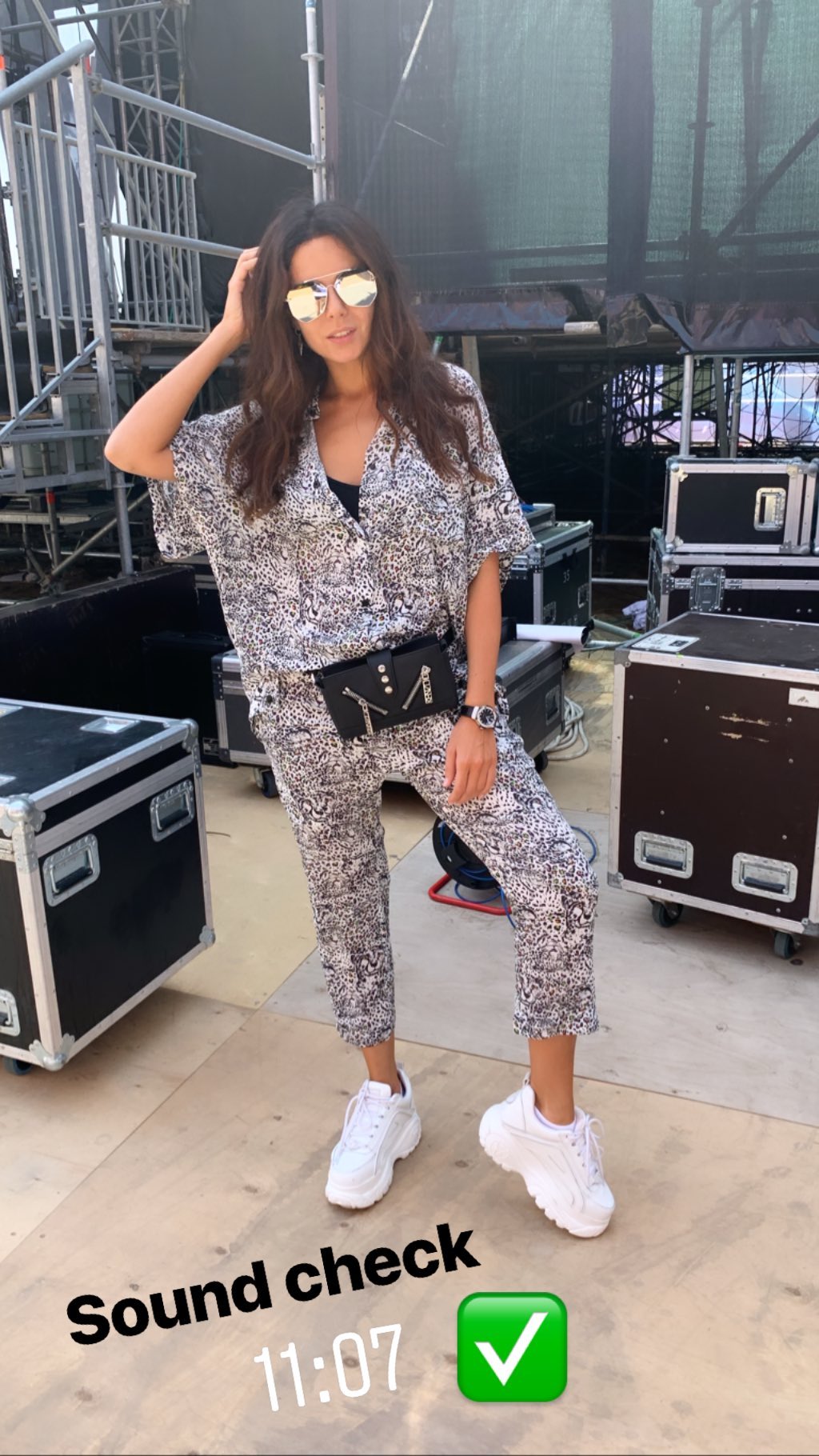 Расслабленная Настя Каменских блеснула трендовым луком в Баку