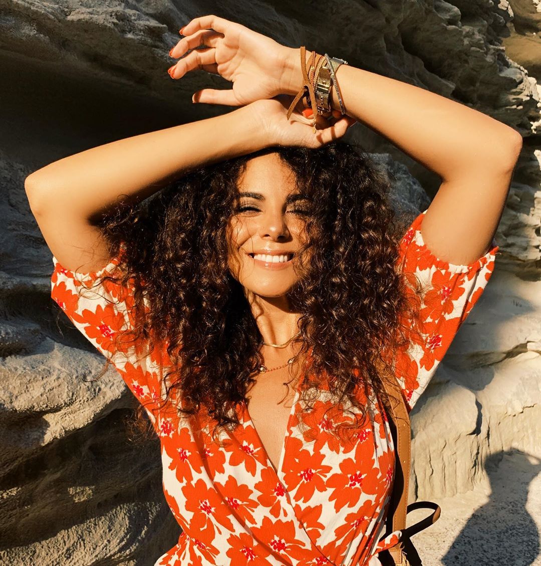 "Втілення щастя": Настя Каменських зачарувала красою в строкатій міні-сукні