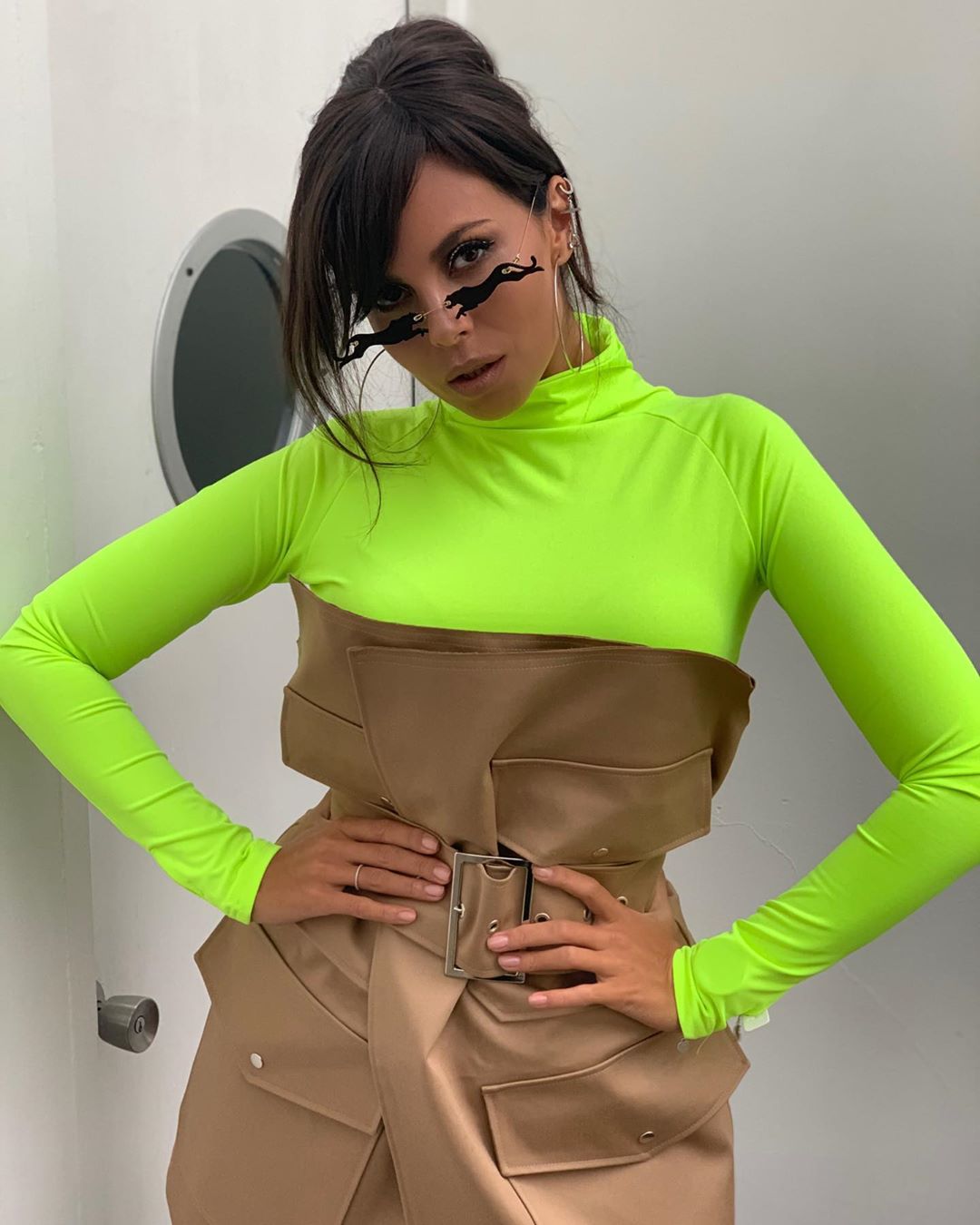 Элегантная кошечка: Настя Каменских покорила неоновым образом в "мексиканской компании"