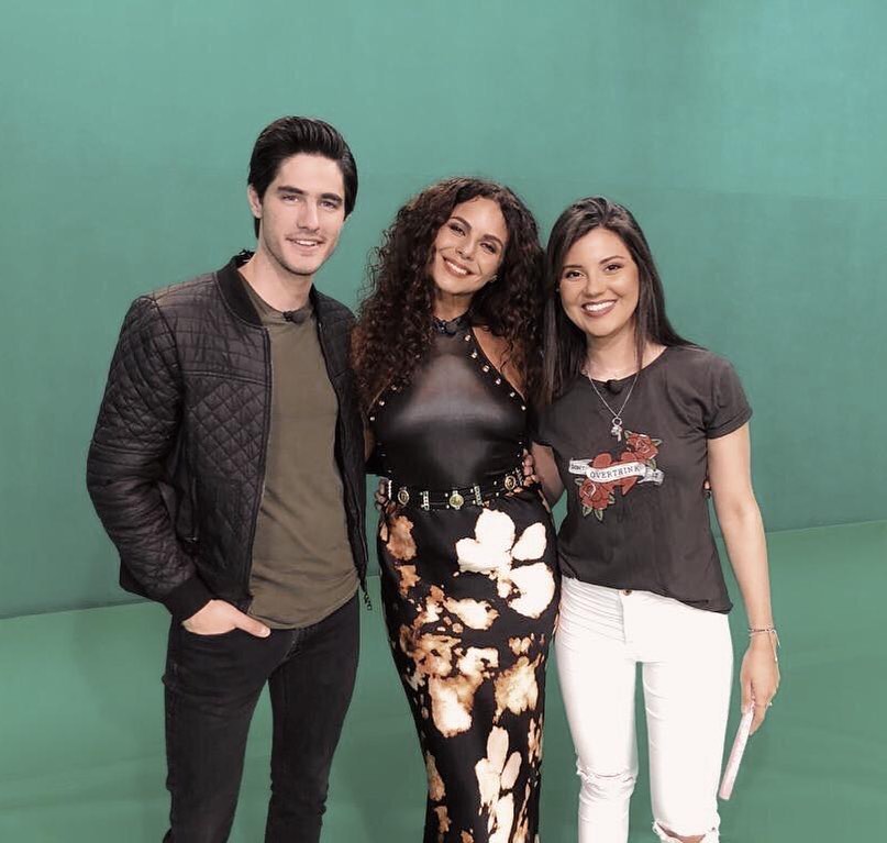 "Ты - бомба": Настя Каменских вызвала фурор новым образом в облегающей юбке и коже