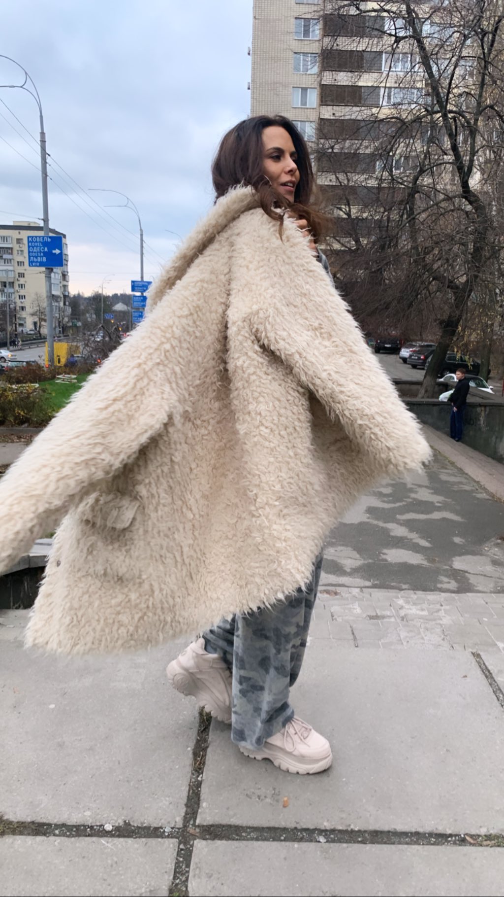 С эко-шубкой на плечах: Настя Каменских перевоплотилась в "милитари-девчонку"