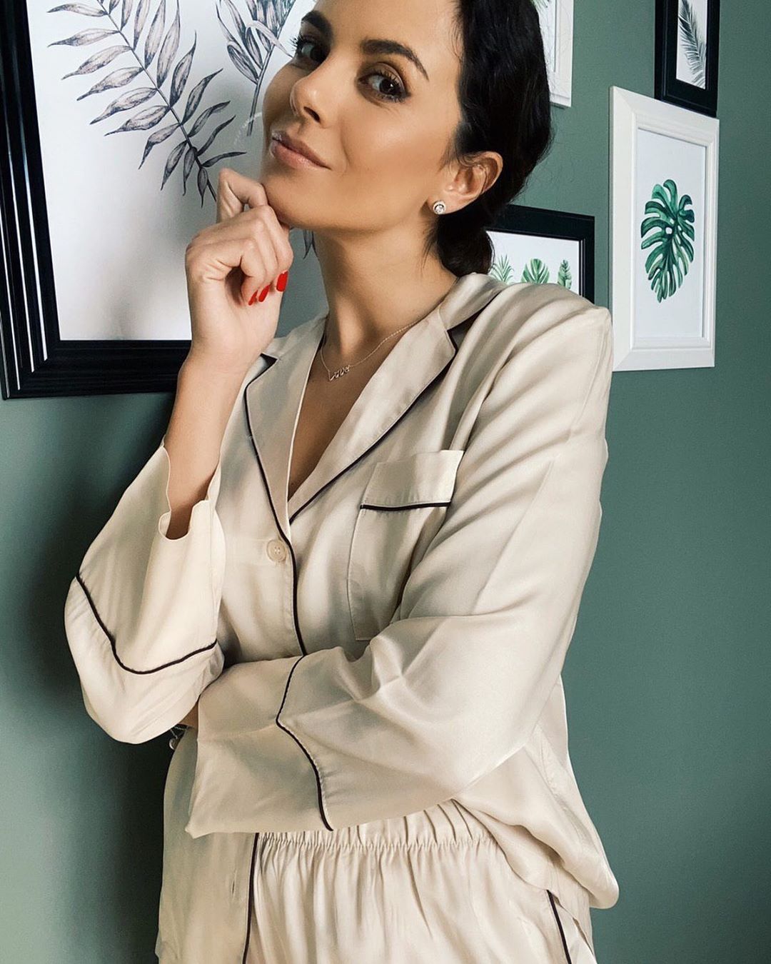 Домашня кішечка: Настя Каменських зачарувала милим фото в піжамі