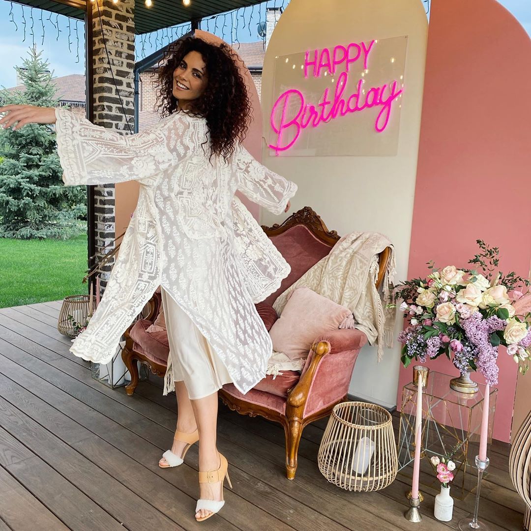 Опять невеста: Настя Каменских в бельевом платье и кружевах вдохновила счастьем