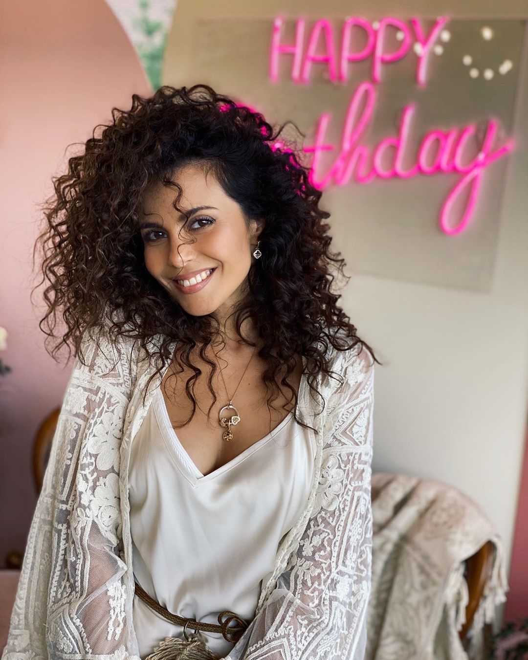 Опять невеста: Настя Каменских в бельевом платье и кружевах вдохновила счастьем