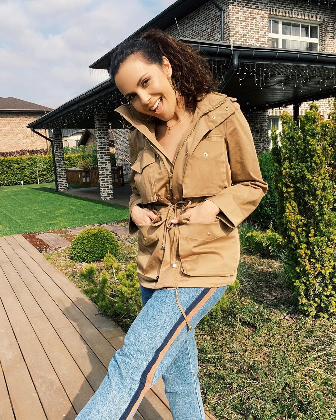 Романтичні кучері: Настя Каменських похвалилася відразу двома трендовими образами на весну-2020