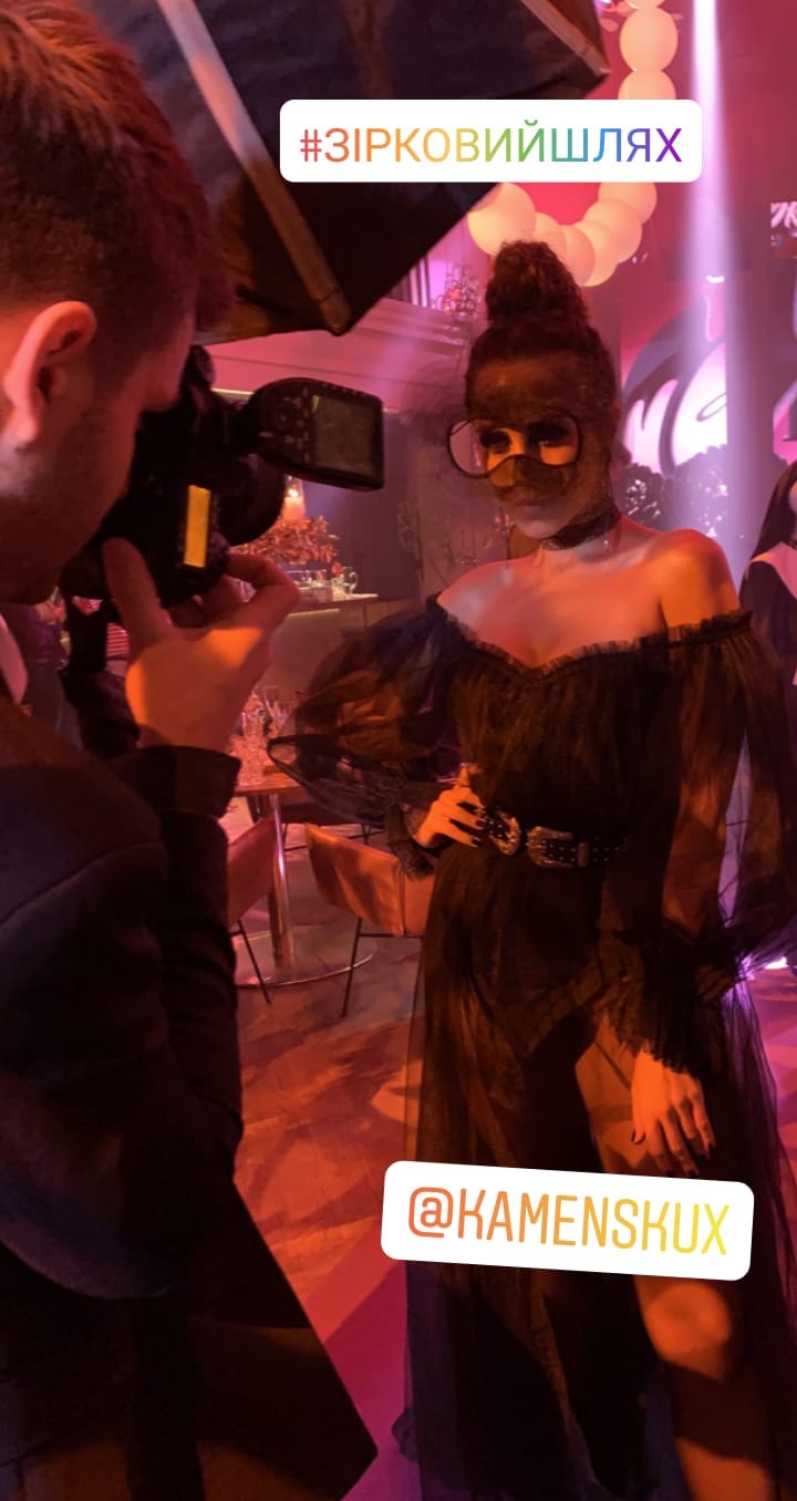 Каменських в прозорій сукні і масці-окулярах показала жаркий поцілунок з Потапом