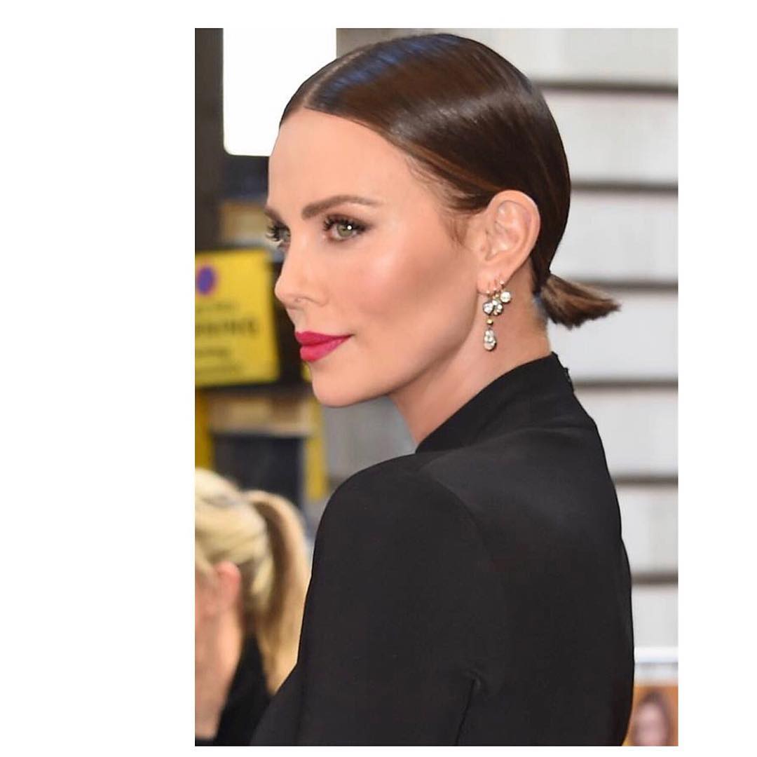 Ефект метелика: Шарліз Терон блищить в яскравій сукні Givenchy в Лондоні