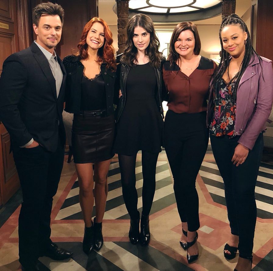 "Дівчина-мем" з Золотого глобуса отримала несподівану пропозицію: всі деталі