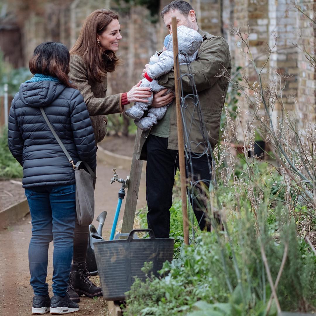 Скромное пальто и джинсы: Кейт Миддлтон посетила общественный сад