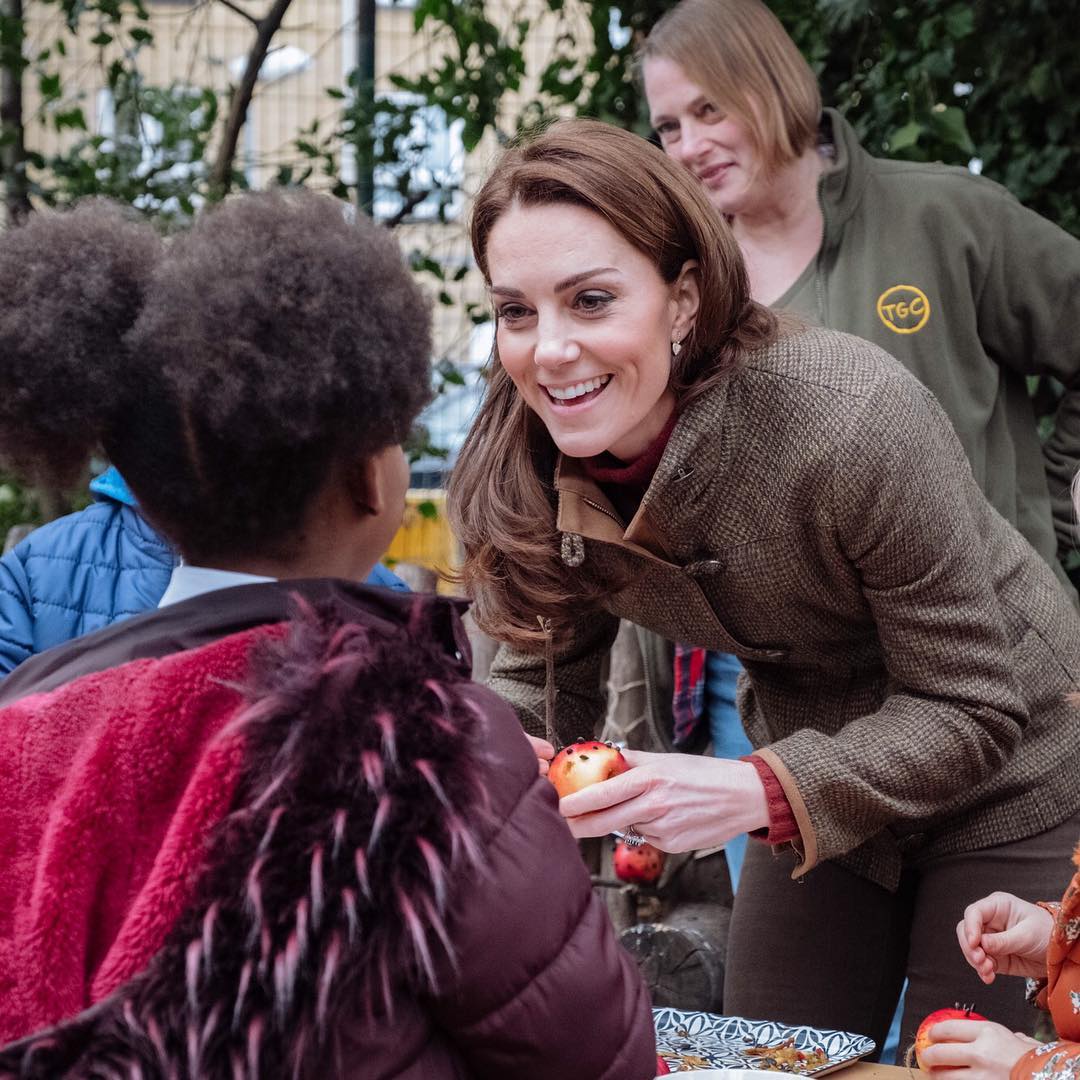 Скромное пальто и джинсы: Кейт Миддлтон посетила общественный сад