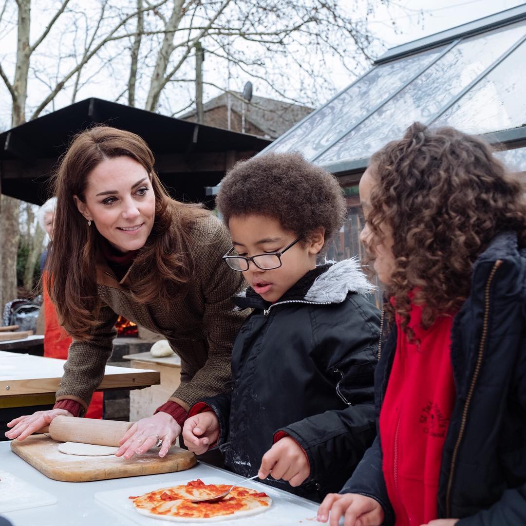 Скромное пальто и джинсы: Кейт Миддлтон посетила общественный сад