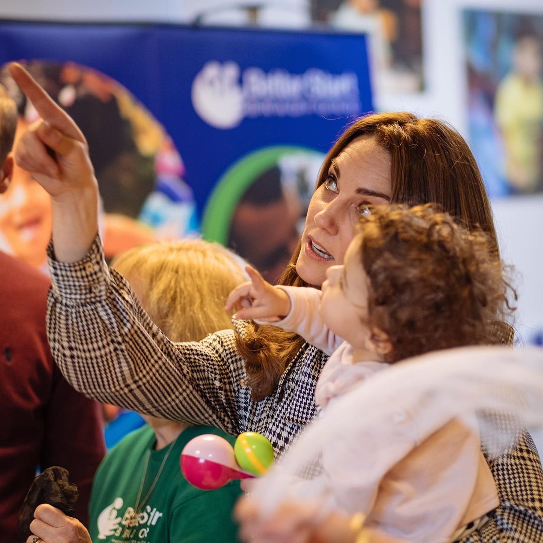 Милая официантка: Кейт Миддлтон приготовила угощения для гостей азиатского ресторана в Бредфорде