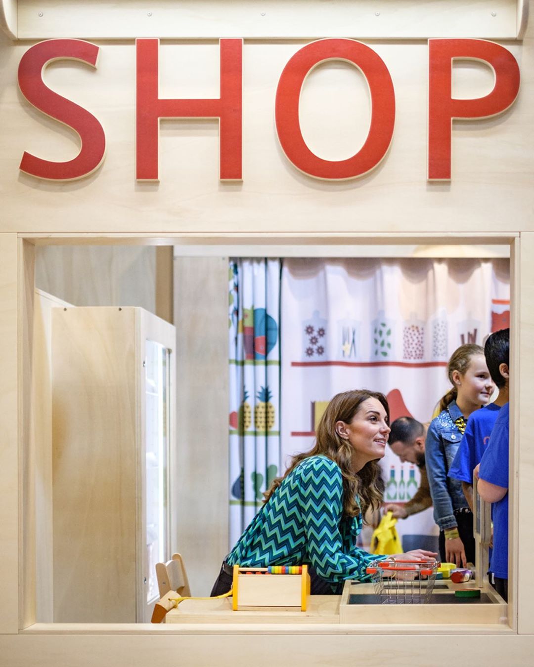 Кейт Міддлтон в блузі за 9000 грн і брюках-кльош показала, як виглядати стрункіше і вище