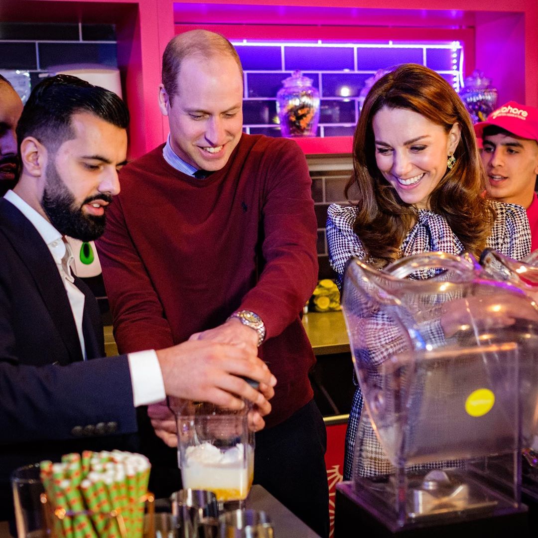 Милая официантка: Кейт Миддлтон приготовила угощения для гостей азиатского ресторана в Бредфорде