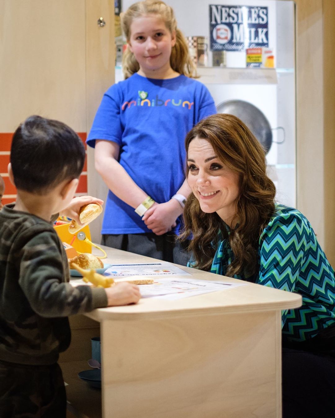 Кейт Міддлтон в блузі за 9000 грн і брюках-кльош показала, як виглядати стрункіше і вище