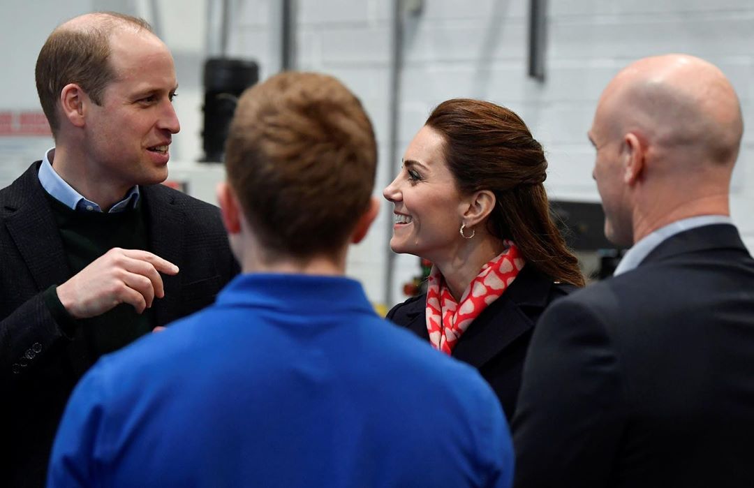 Кейт Миддлтон показала образ ко дню святого Валентина в шарфе с сердечками и красном платье