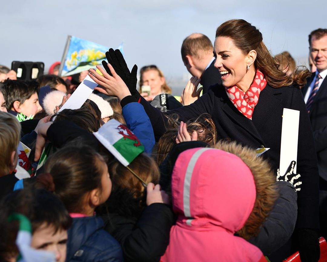 Кейт Миддлтон показала образ ко дню святого Валентина в шарфе с сердечками и красном платье