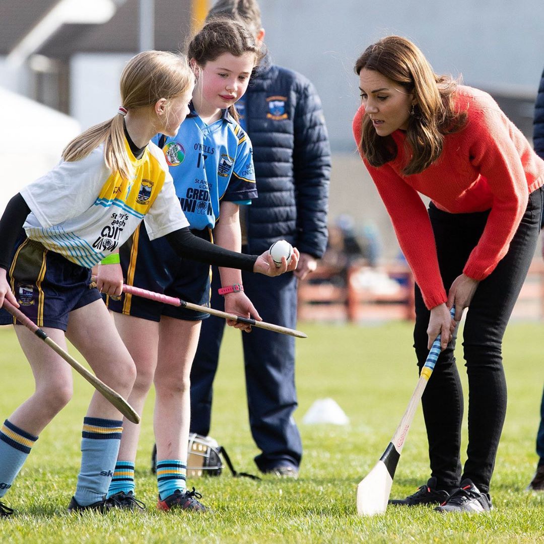 Мама трьох дітей: Кейт Міддлтон в облягаючих штанях підкорила ідеально стрункими ніжками