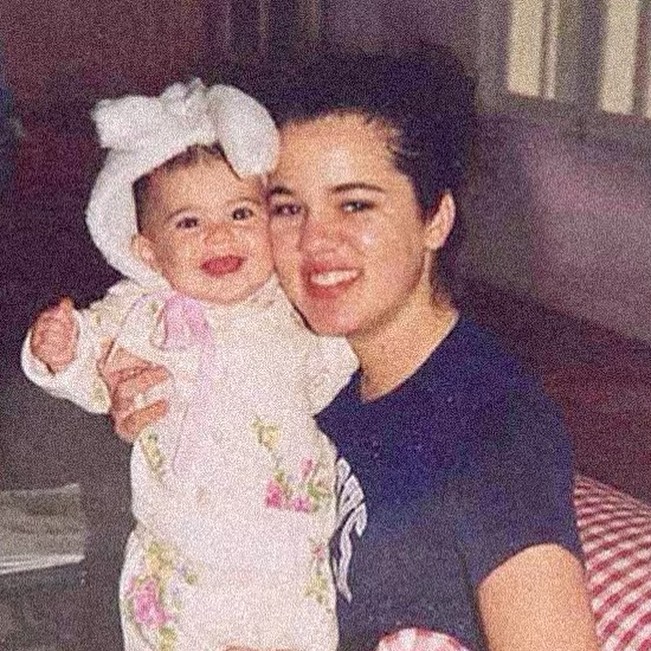 Ты мой лучший подарок: Кайли Дженнер умилила сеть нежным фото с 2-летней дочерью