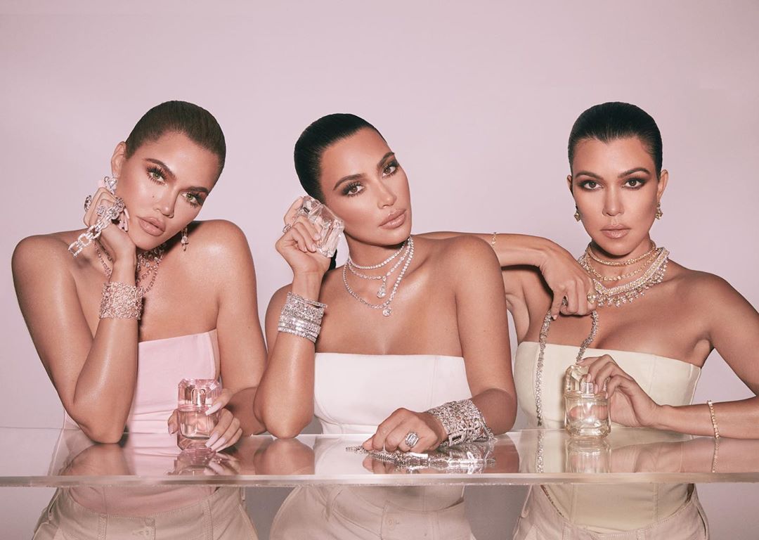 Найди пять отличий: Ким Кардашьян с сестрами показали одинаковые соблазнительные образы