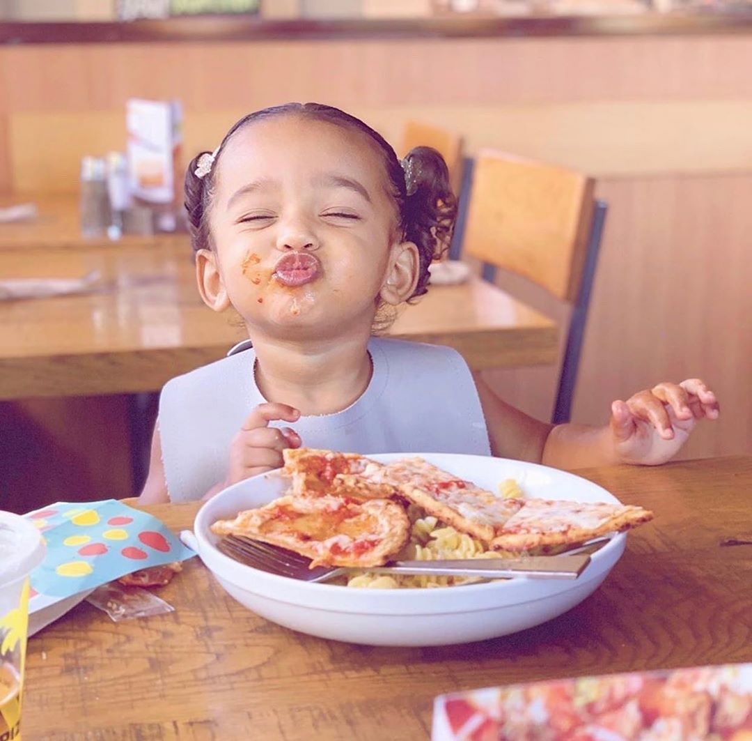 Вслед за мамой: 2-летняя дочь Ким Кардашьян покоряет сеть необыкнвенной красотой