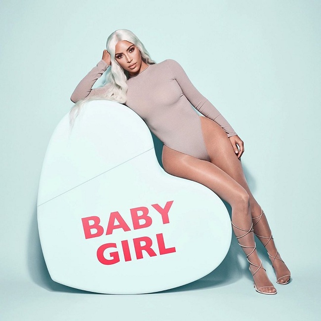 Осторожно, горячо! Ким Кардашьян &quot;зажигает&quot; в образе роскошной блондинки