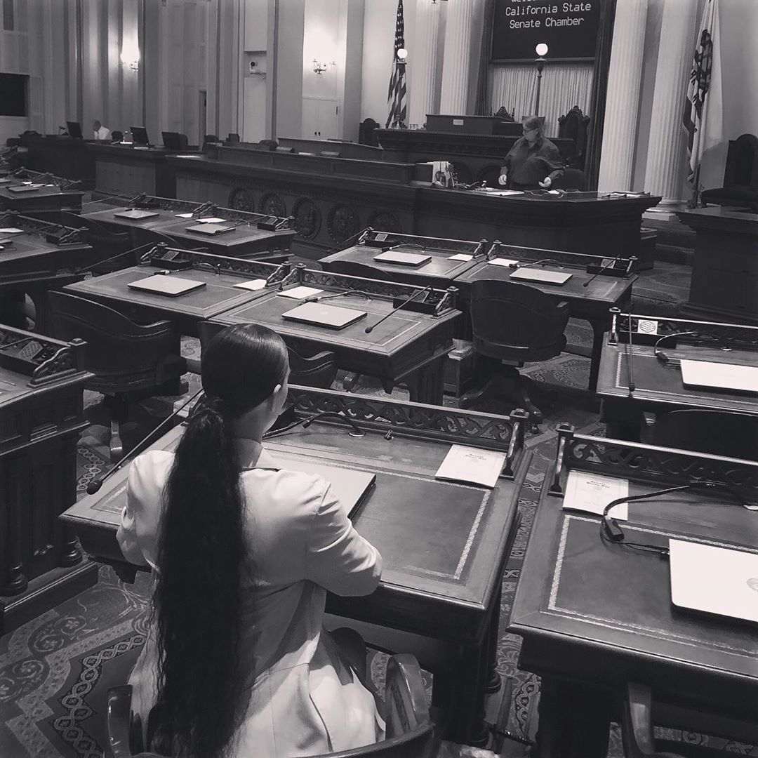 У кроп-топі і довгій спідниці: Кім Кардашьян підкреслила тонку талію стильним вбранням