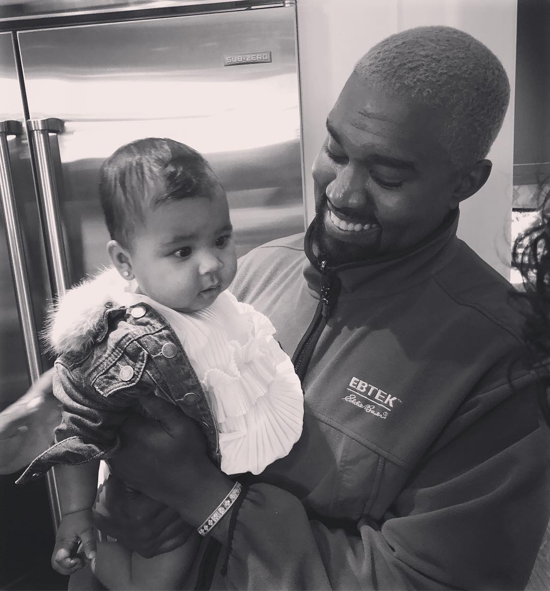 Він ідеальний: Кім Кардашьян вперше показала обличчя новонародженого сина