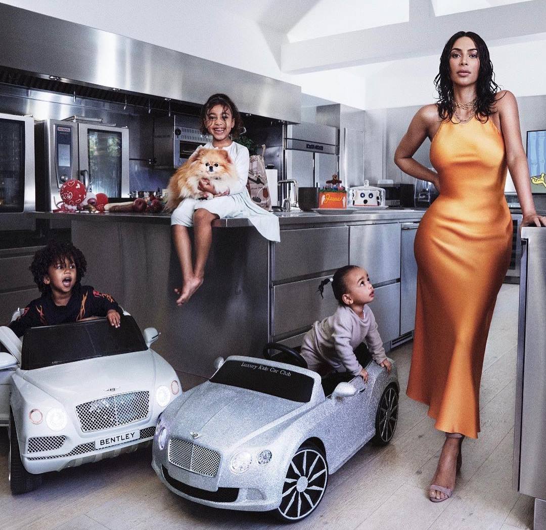 Кім Кардашян знялася з дітьми для Vogue US і показала розкішний будинок