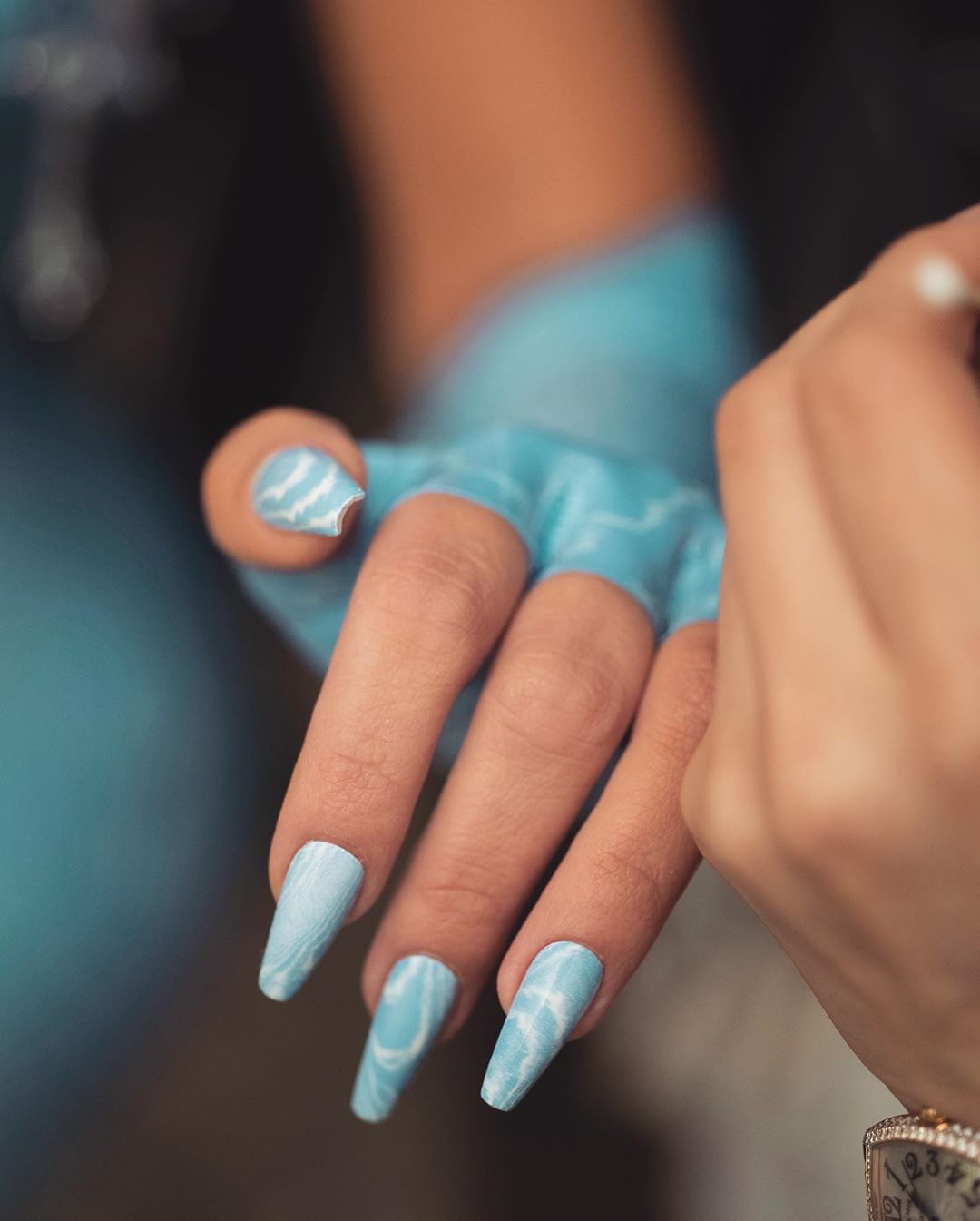 Кришталева дівчина: Кім Кардашян захоплює стрункою фігурою в латексному платті