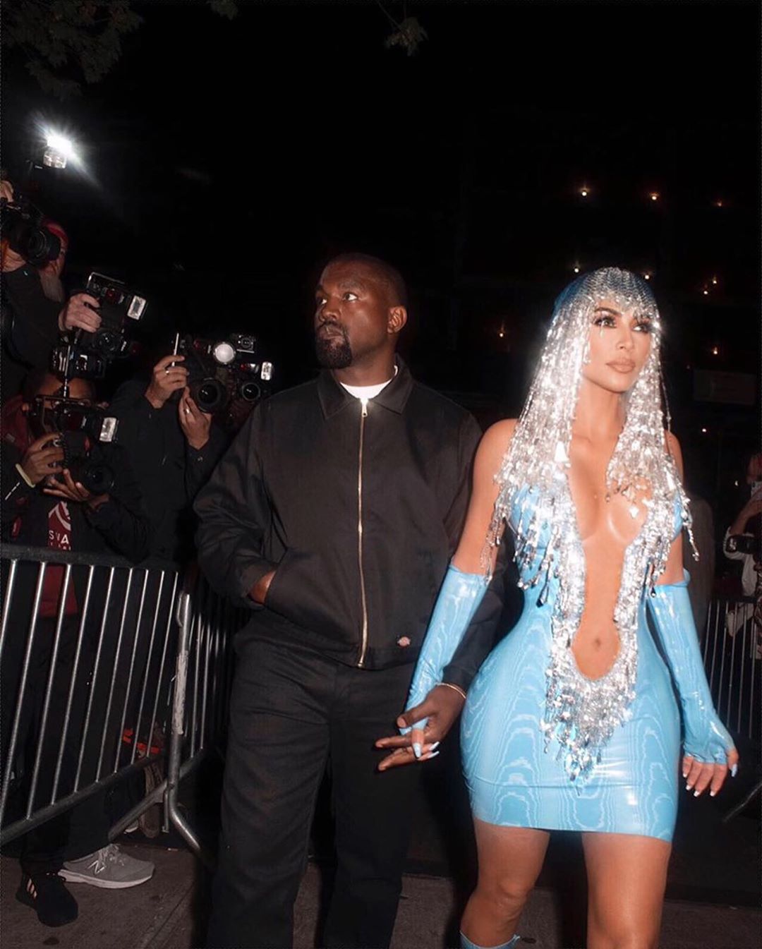 Кришталева дівчина: Кім Кардашян захоплює стрункою фігурою в латексному платті