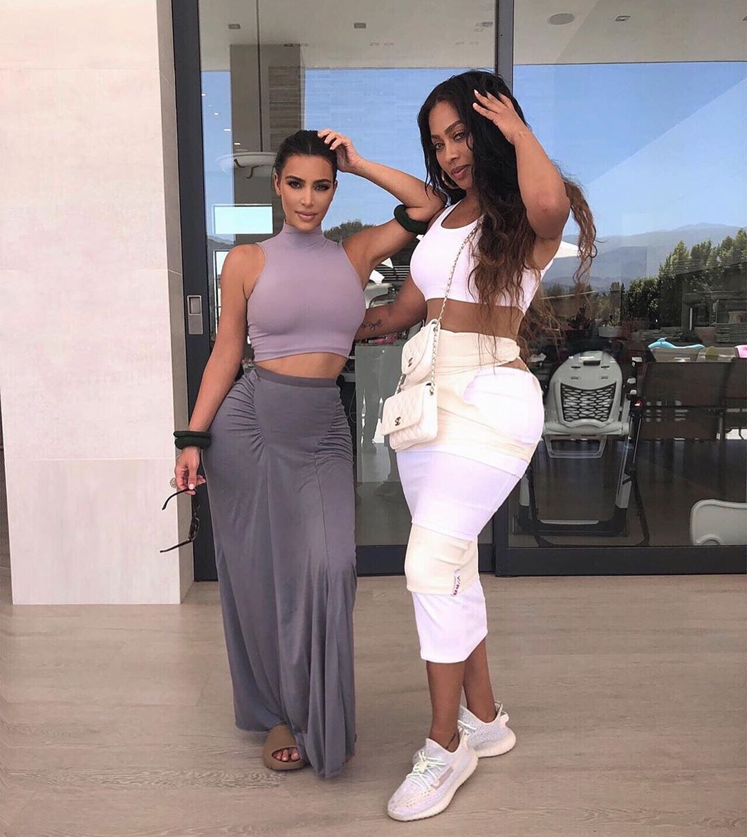 У кроп-топі і довгій спідниці: Кім Кардашьян підкреслила тонку талію стильним вбранням