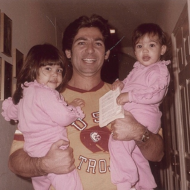 Просто прелесть: Ким Кардашьян растрогала поклонников архивным фото с отцом и сестрой