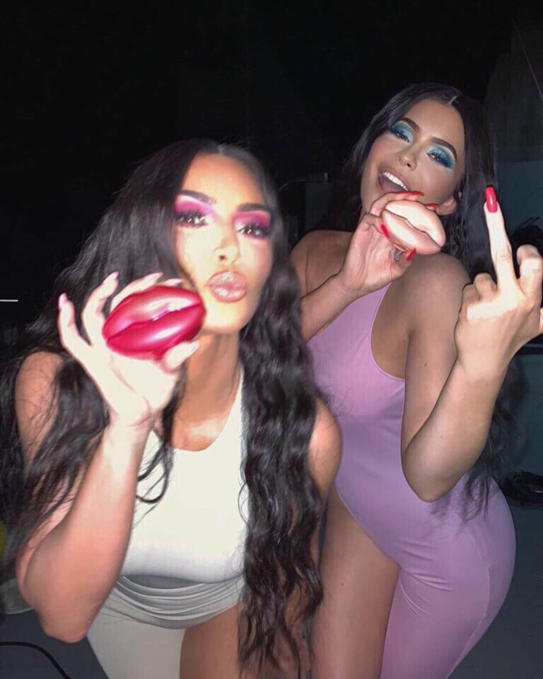 Гуляли всю ночь: Кайли Дженнер подчеркнула пышные формы откровенным мини